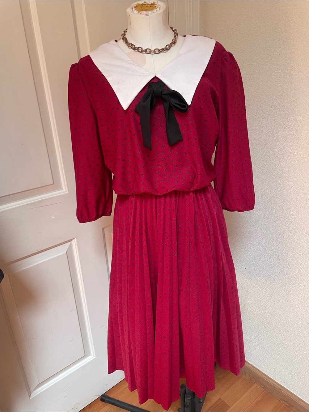 Vintage-Inspired Red Dress with White Collar & Black Bow